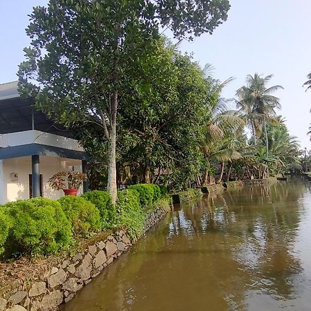 Valentine'S Rice Bowl Home Stay Alappuzha Bagian luar foto